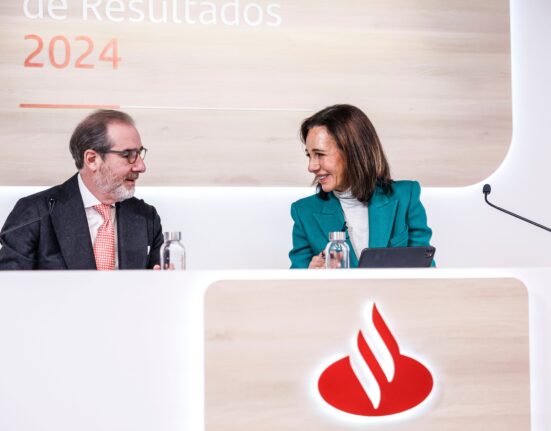 ana-botin,-presidenta-del-santander,-gano-13,7-millones-en-2024,-un-12%-mas