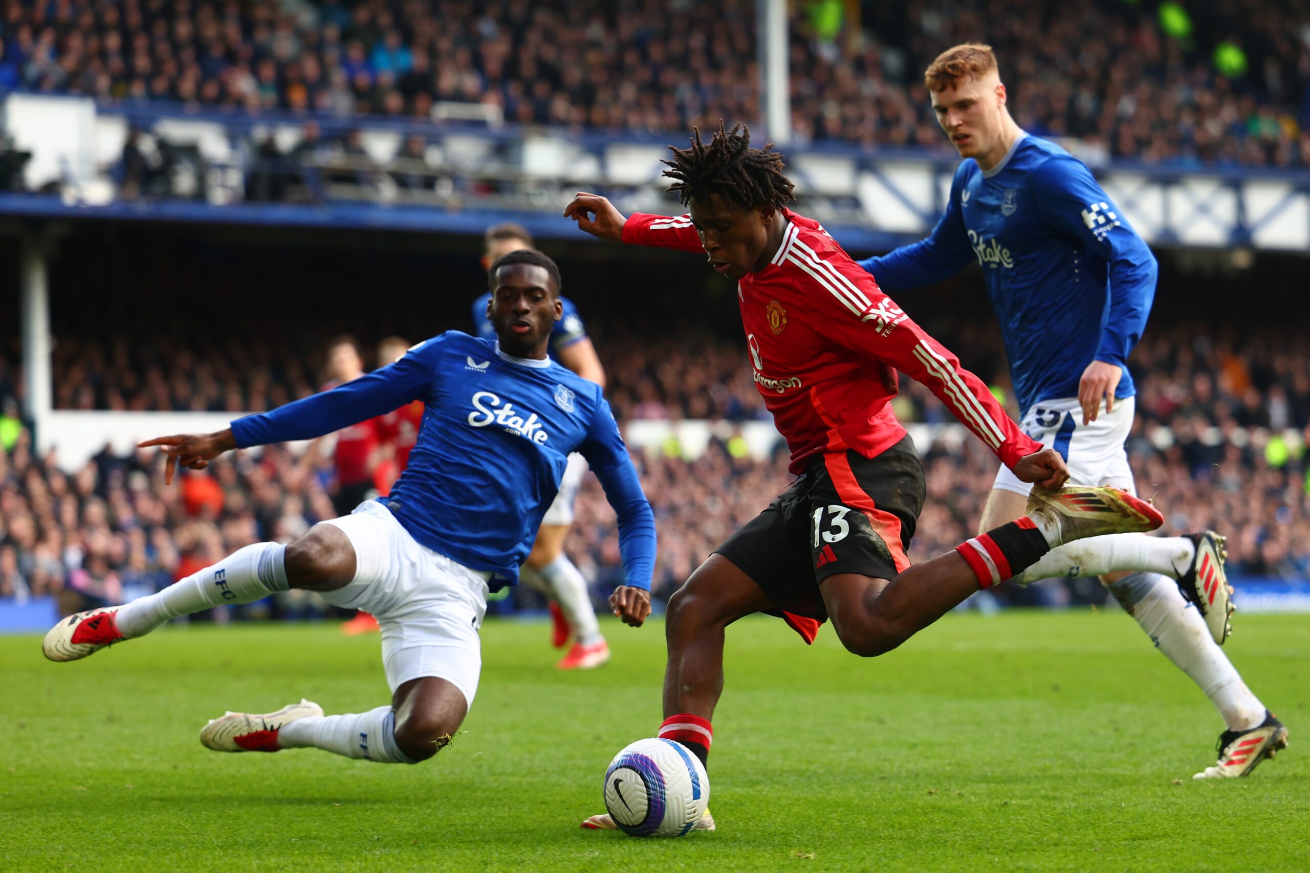 manchester-united:-los-diablos-rojos-llevan-al-infierno-al-segundo-hombre-mas-rico-del-reino-unido