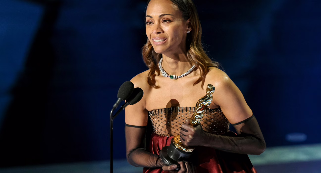 zoe-saldana-al-recibir-el-oscar-a-mejor-actriz-de-reparto:-“soy-la-orgullosa-hija-de-inmigrantes”