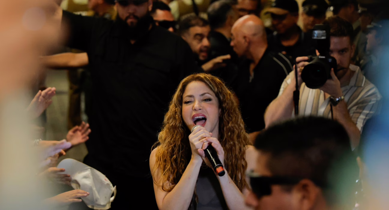 shakira-canta-a-sus-fans-afuera-de-un-hotel-tras-cancelar-sus-dos-conciertos-en-santiago-de-chile