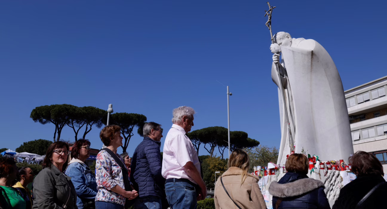 el-papa-francisco-permanece-estable-sin-nuevas-crisis-respiratorias-y-ha-trabajado-este-miercoles,-segun-el-parte-medico