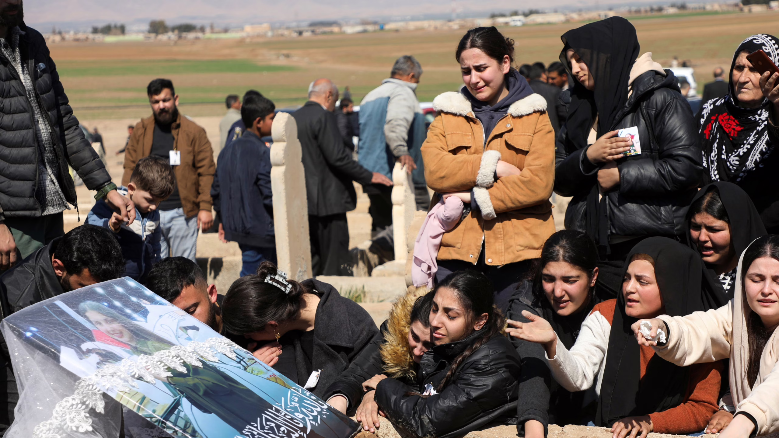 tres-dias-de-insurreccion-y-masacres-de-civiles-amenazan-con-descarrilar-la-transicion-en-siria