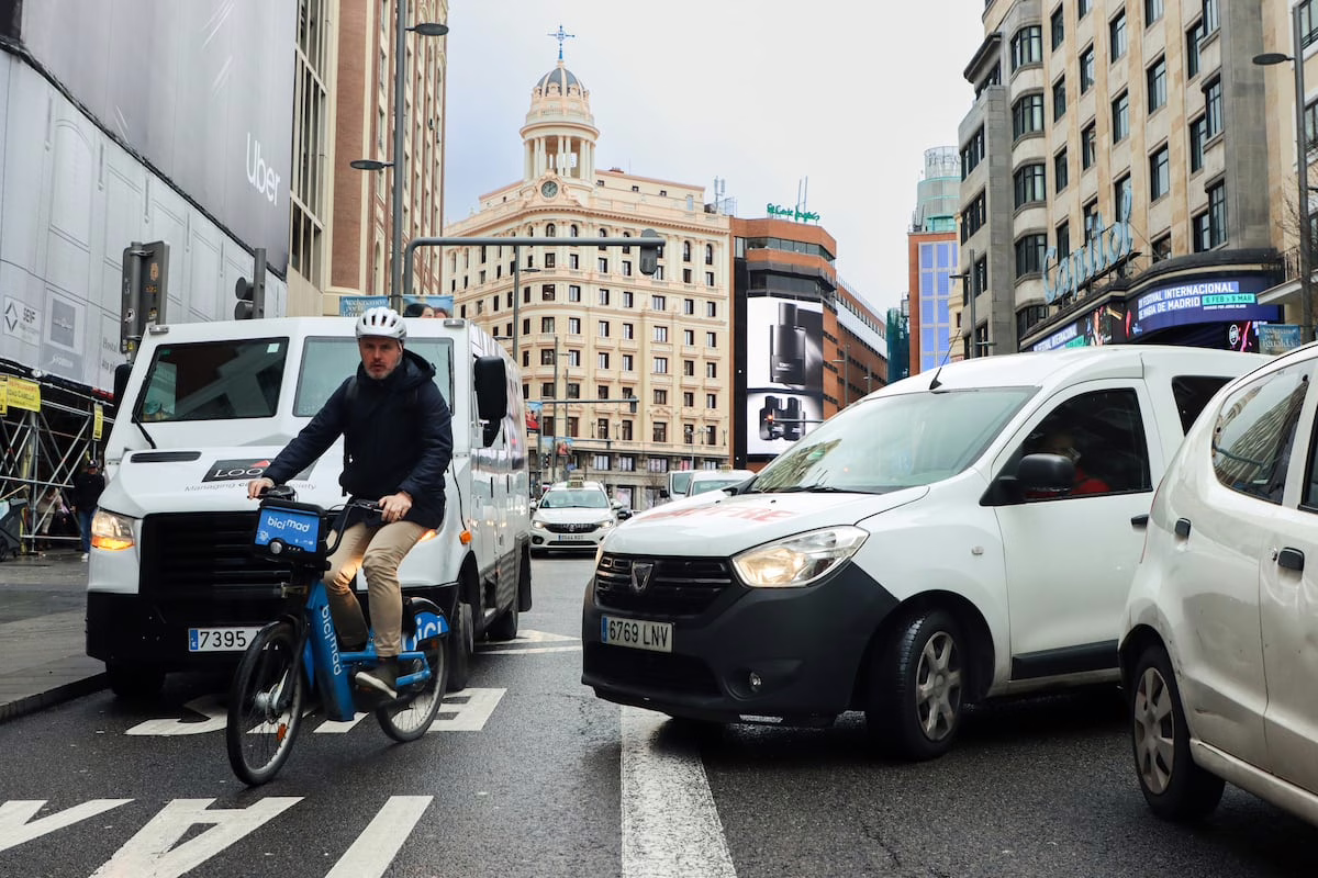 madrid-contra-la-bicicleta:-promesas-incumplidas-y-carriles-bici-absurdos