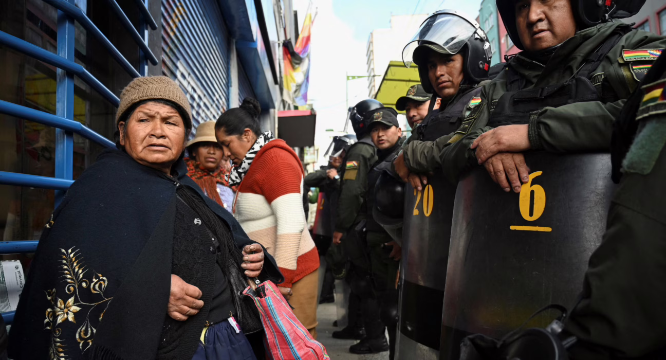 la-crisis-de-combustible-en-bolivia-genera-largas-filas-para-comprar-alimentos-en-la-paz