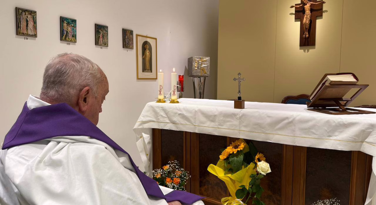 el-vaticano-difunde-la-primera-foto-del-papa-francisco,-de-espaldas,-tras-un-mes-en-el-hospital