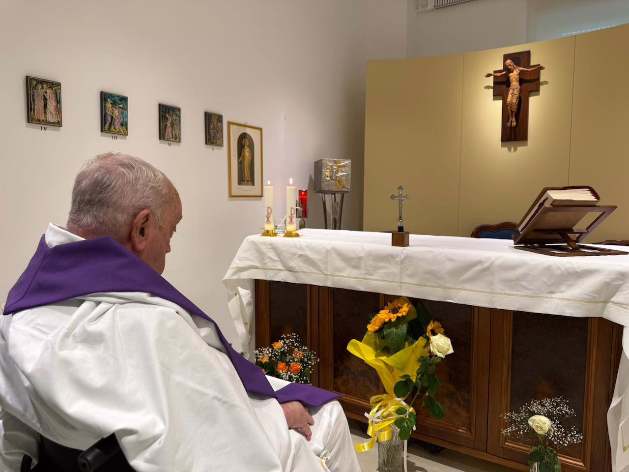 el-vaticano-difunde-la-primera-foto-del-papa-francisco,-de-espaldas,-tras-un-mes-en-el-hospital