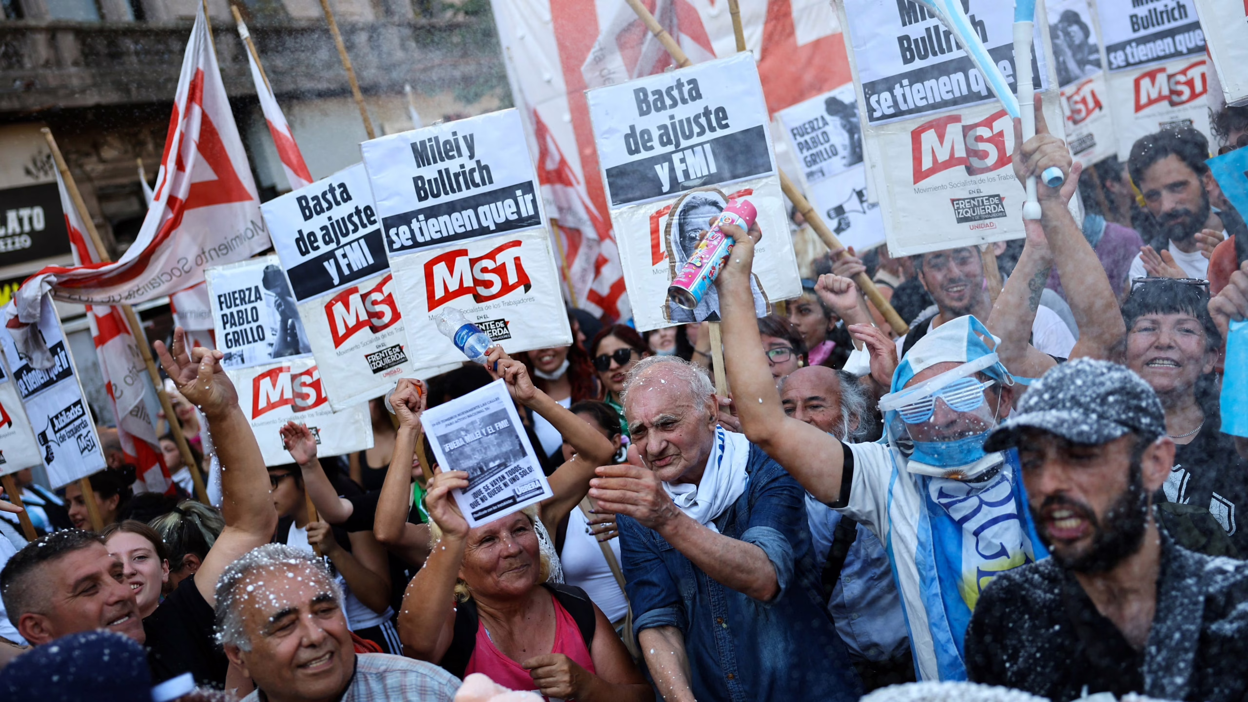 miles-de-argentinos-desafian-un-blindaje-policial-preparado-para-la-guerra-y-marchan-en-paz-contra-milei