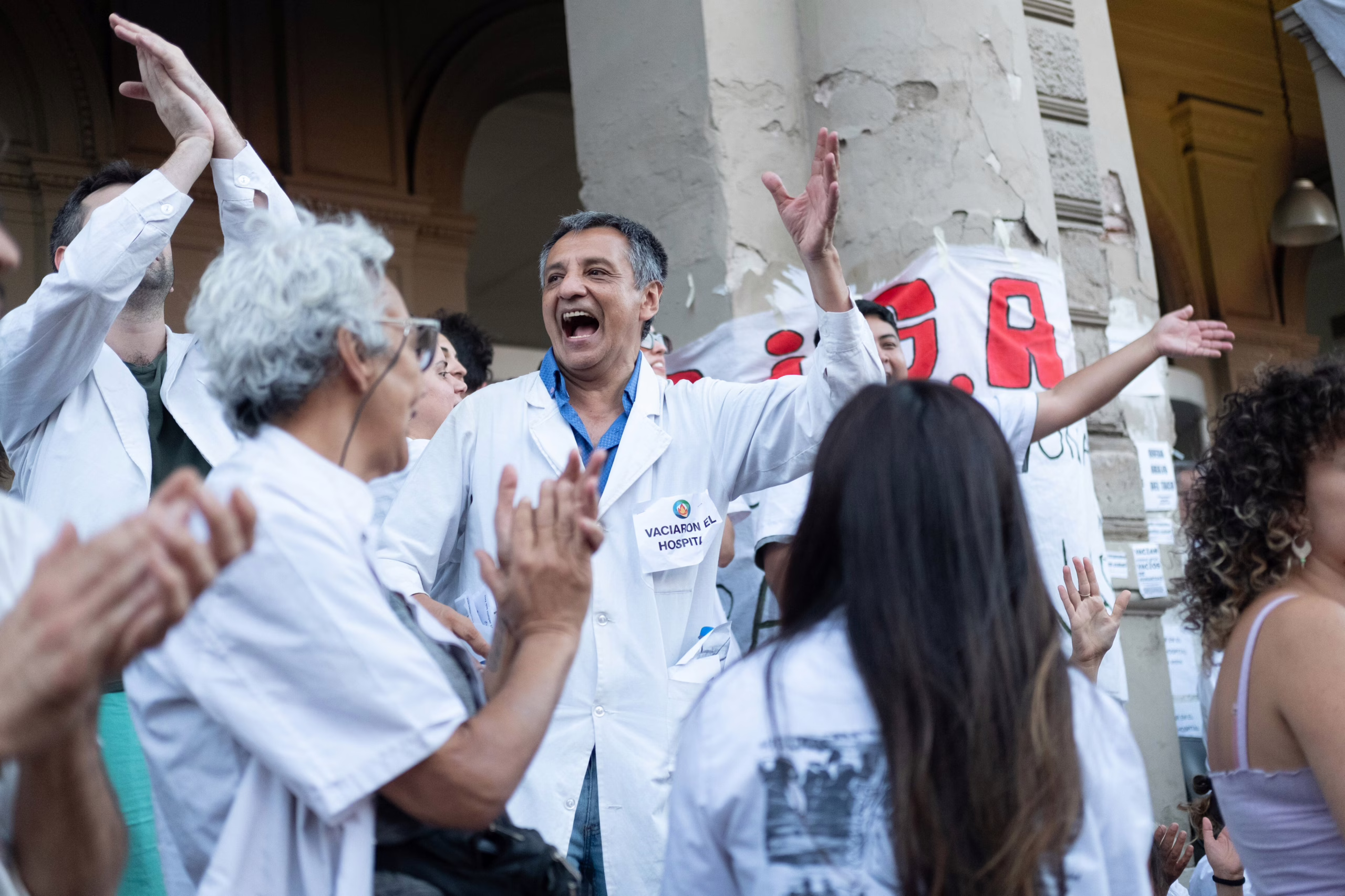 la-lucha-del-gran-hospital-de-salud-mental-de-argentina-contra-los-recortes-de-milei,-en-imagenes