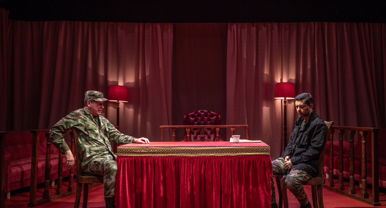 ‘mantener-el-juicio’:-la-obra-de-teatro-que-toca-el-corazon-del-tribunal-de-paz-de-colombia