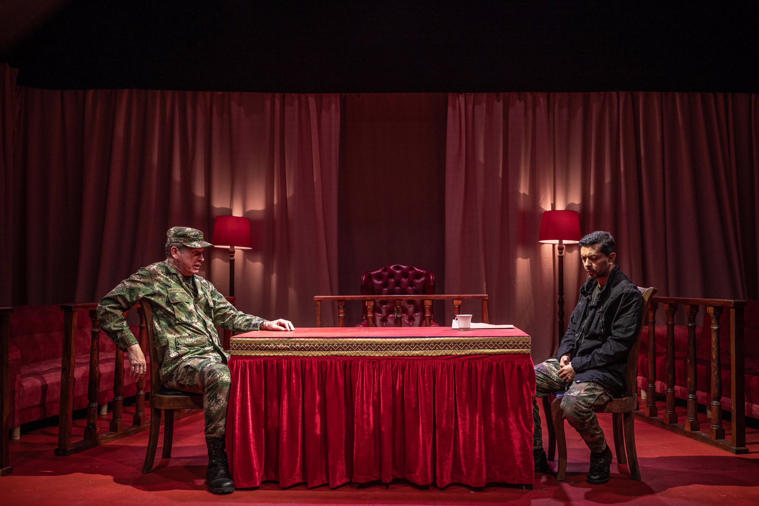 ‘mantener-el-juicio’:-la-obra-de-teatro-que-toca-el-corazon-del-tribunal-de-paz-de-colombia