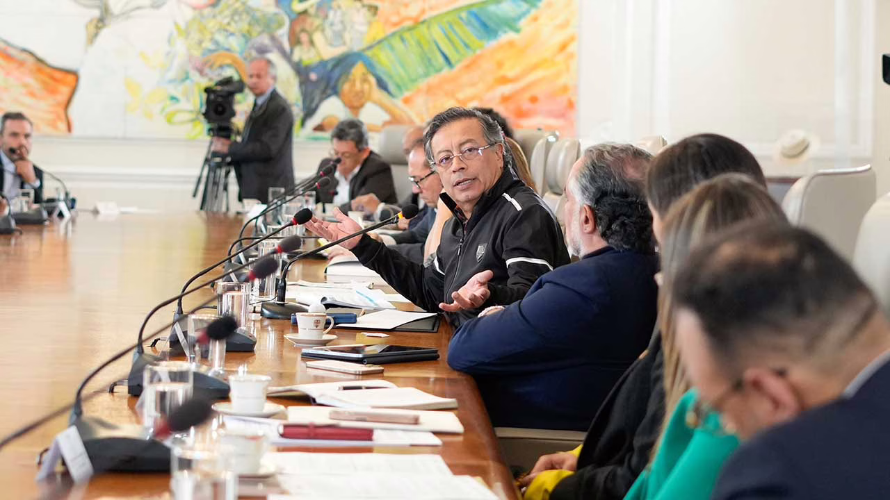 el-aire-envenenado-de-la-politica-colombiana:-petro-y-la-oposicion-elevan-el-tono