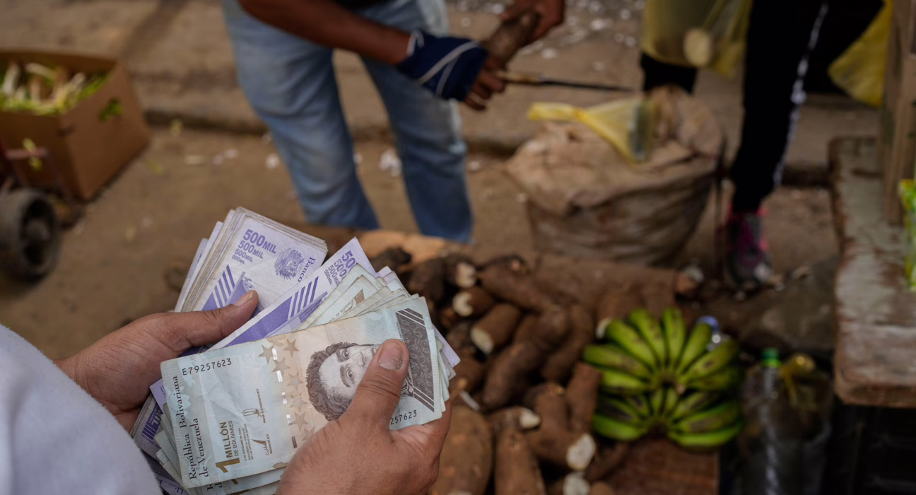 la-amenaza-de-nuevas-sanciones-y-la-guerra-comercial-de-trump-golpean-de-lleno-la-economia-venezolana