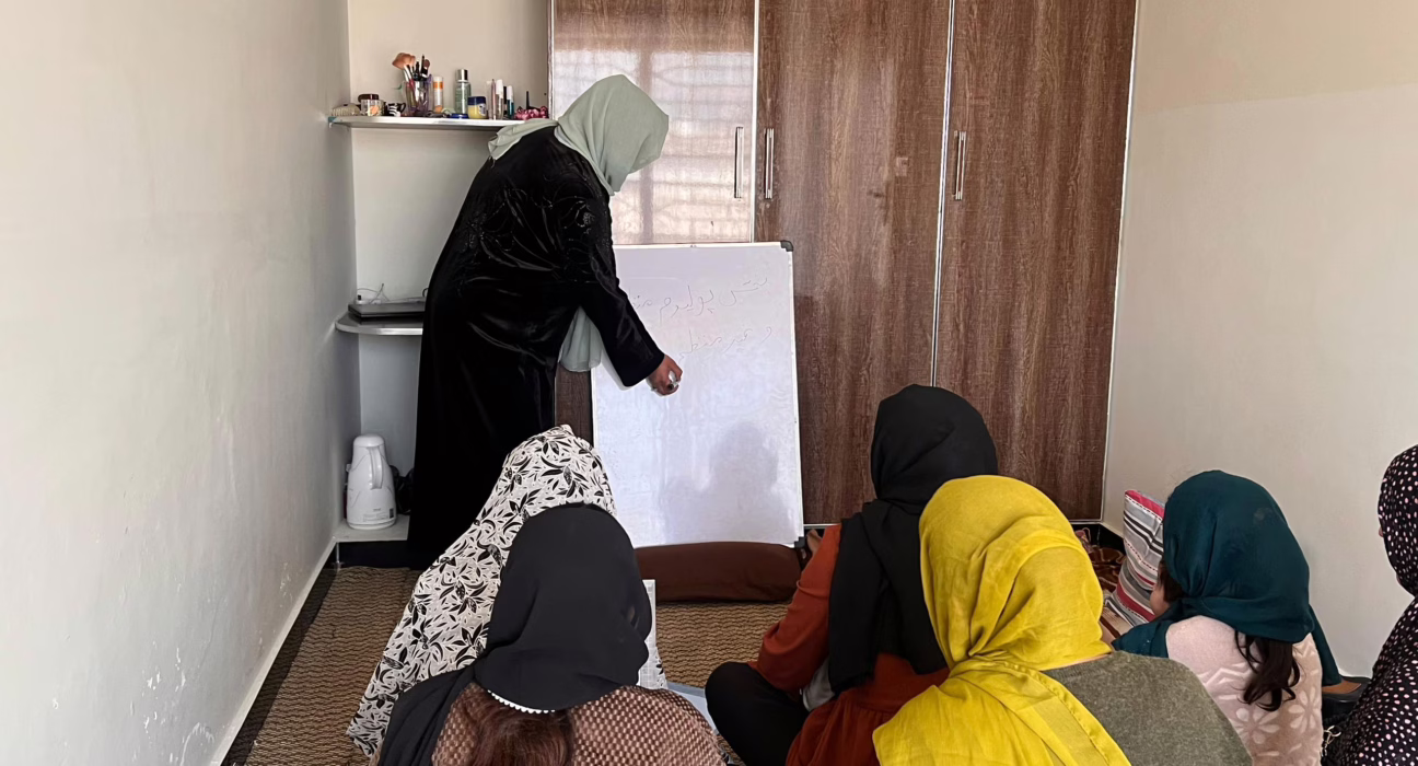 las-escuelas-clandestinas-para-ninas-en-afganistan:-“es-el-unico-sitio-donde-vemos-un-futuro”