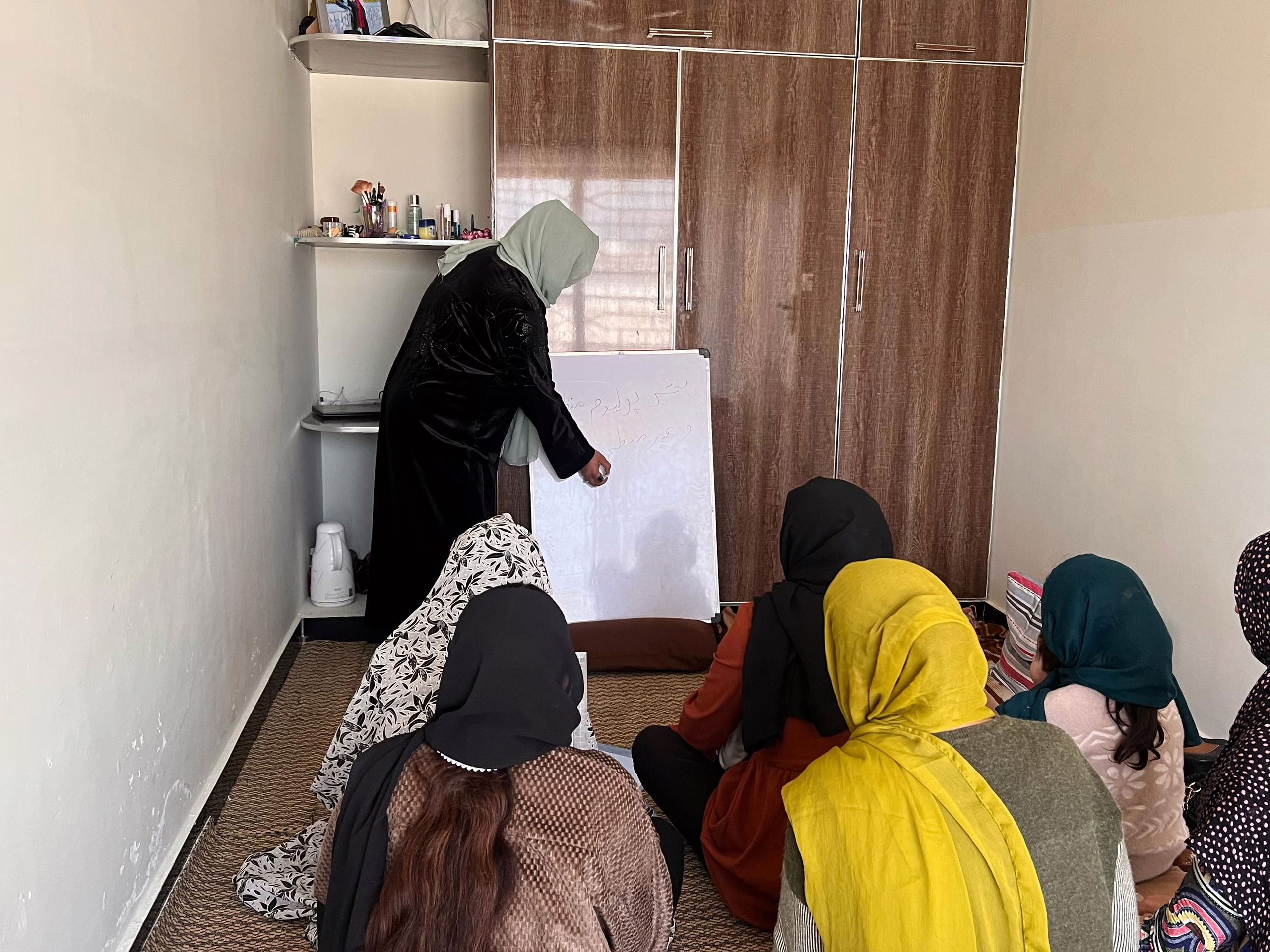 las-escuelas-clandestinas-para-ninas-en-afganistan:-“es-el-unico-sitio-donde-vemos-un-futuro”
