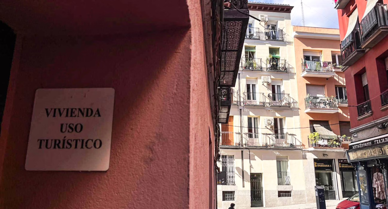 consumo-presiona-a-almeida-para-que-tome-medidas-urgentes-contra-los-pisos-turisticos