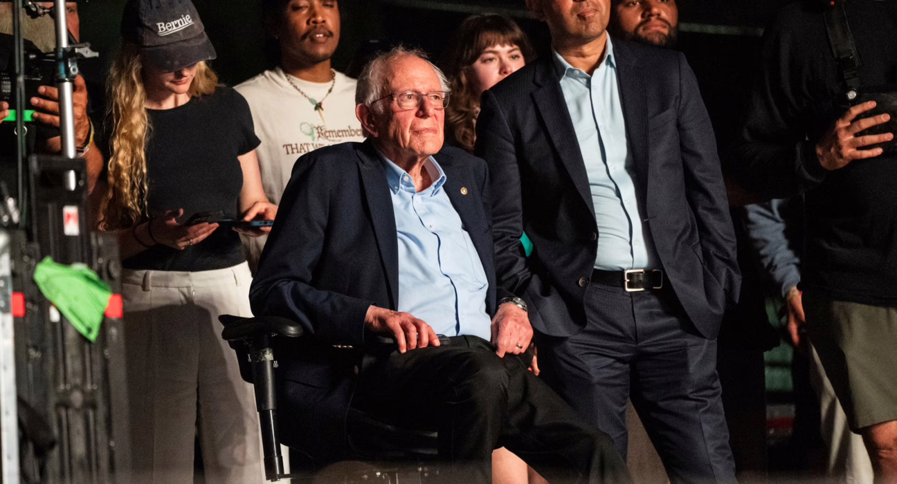 bernie-sanders-da-la-sorpresa-en-coachella-y-se-sube-al-escenario-para-hacer-campana:-“el-futuro-de-estados-unidos-depende-de-vuestra-generacion”
