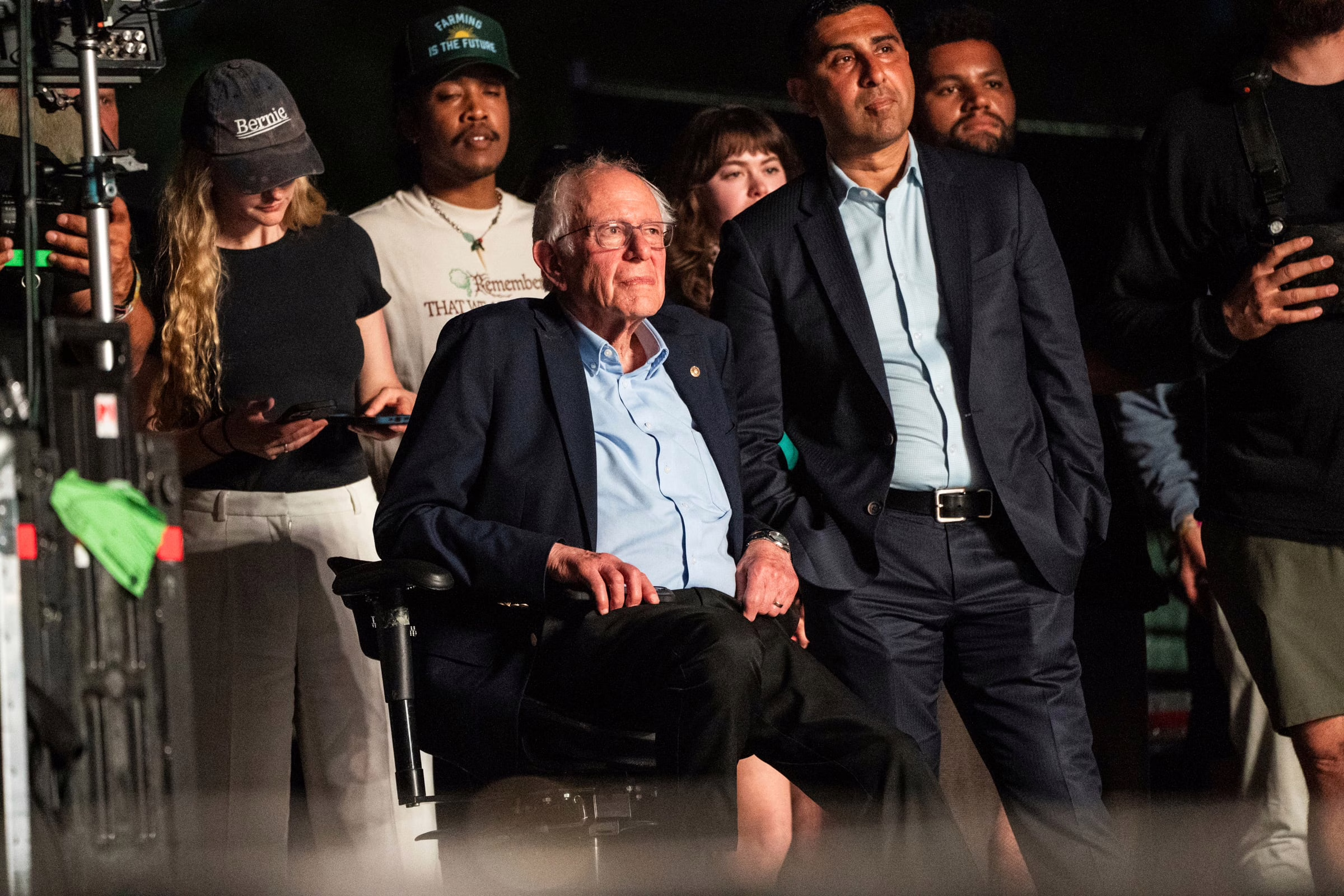 bernie-sanders-da-la-sorpresa-en-coachella-y-se-sube-al-escenario-para-hacer-campana:-“el-futuro-de-estados-unidos-depende-de-vuestra-generacion”
