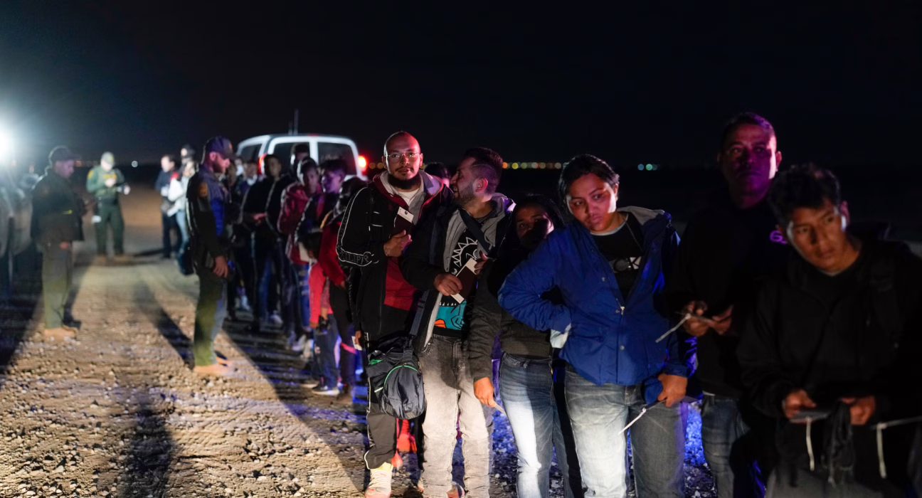 una-jueza-bloquea-temporalmente-la-orden-de-trump-para-revocar-el-‘parole’-de-medio-millon-de-inmigrantes