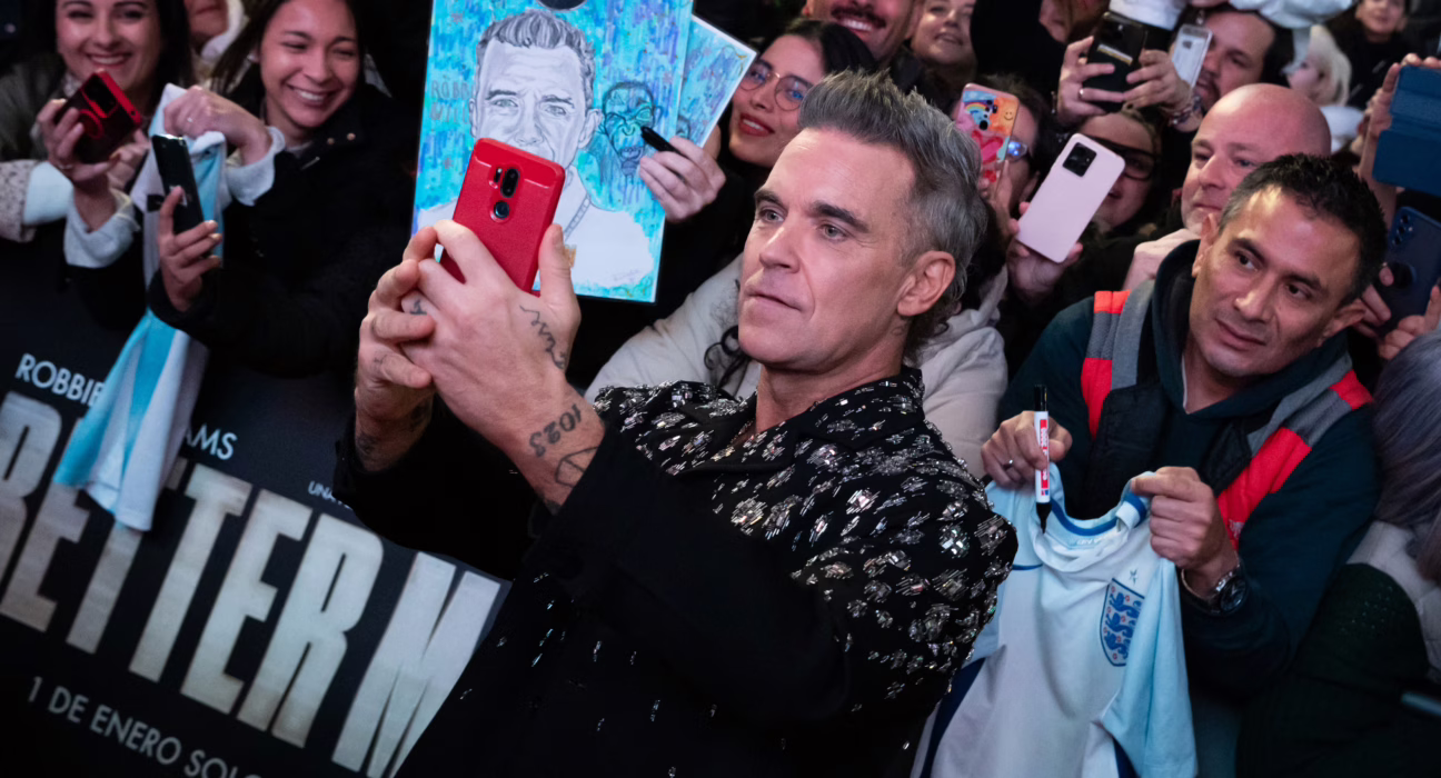robbie-williams-se-sincera-sobre-como-le-afectan-las-constantes-peticiones-de-los-fans:-“lo-disimulo-bien-pero-la-interaccion-social-aun-me-asusta”