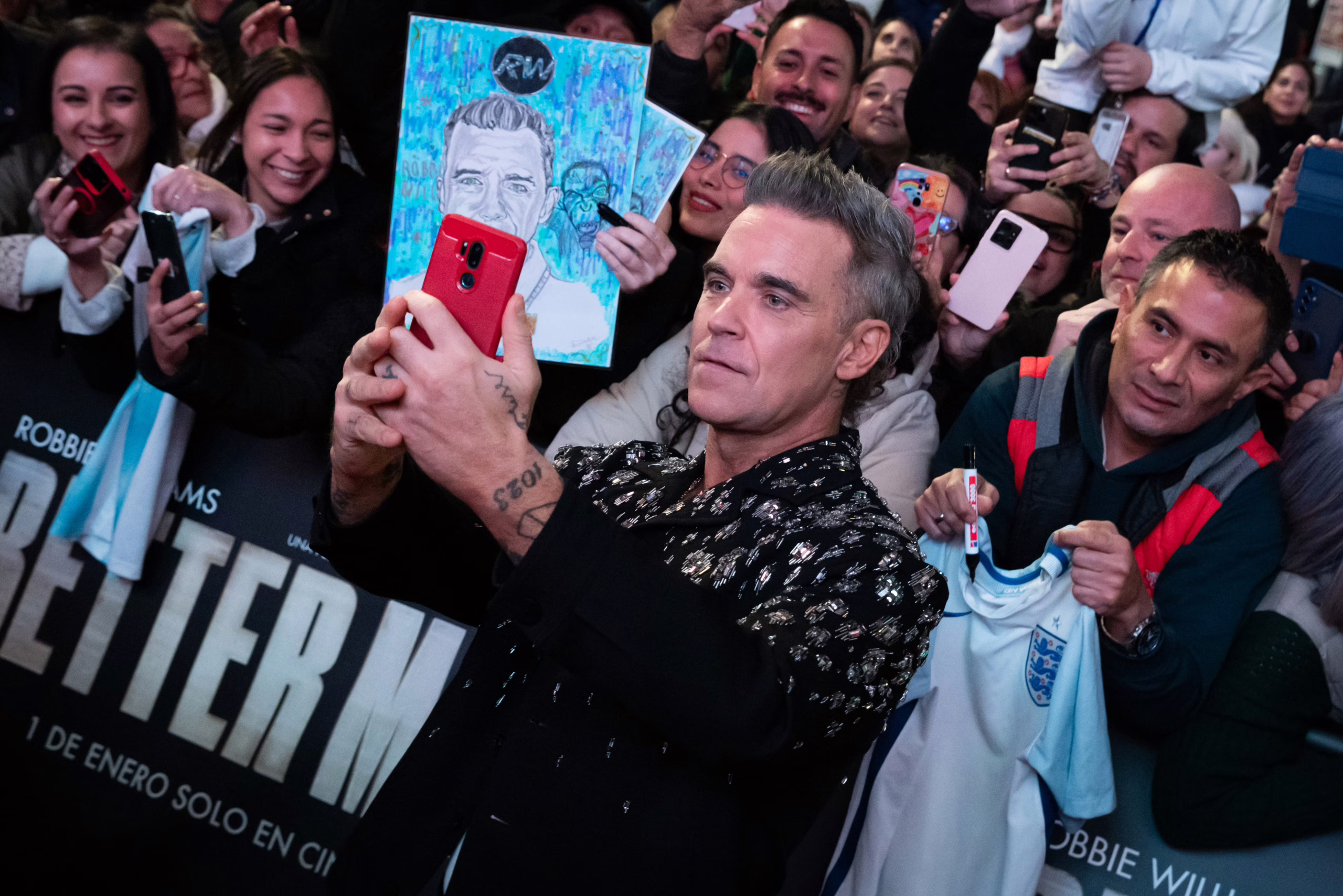 robbie-williams-se-sincera-sobre-como-le-afectan-las-constantes-peticiones-de-los-fans:-“lo-disimulo-bien-pero-la-interaccion-social-aun-me-asusta”