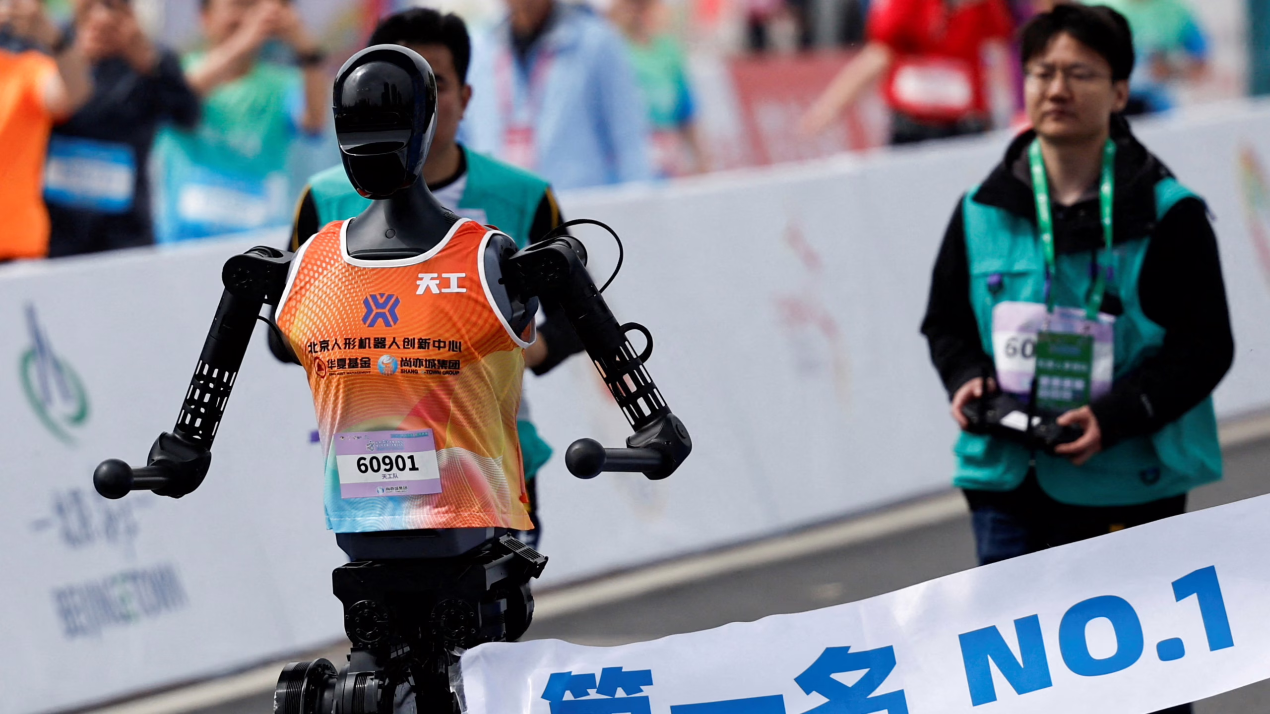 china-pone-a-correr-a-sus-robots-en-la-primera-media-maraton-del-mundo-entre-humanos-y-humanoides