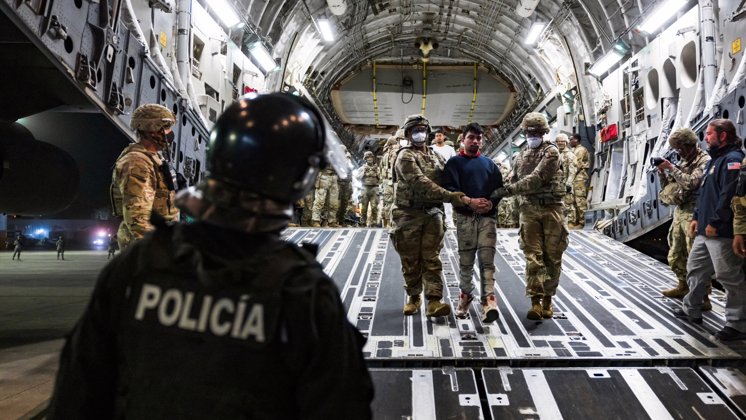 el-supremo-de-estados-unidos-impide-a-trump-deportar-inmigrantes-con-una-ley-de-guerra-de-1798