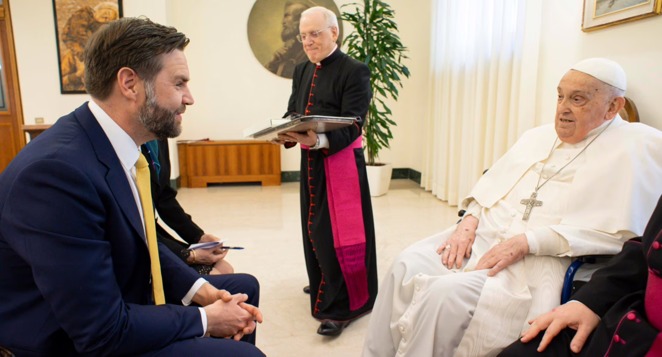 el-papa-francisco,-critico-con-la-administracion-de-trump,-mantiene-un-breve-encuentro-en-el-vaticano-con-el-vicepresidente-de-ee-uu