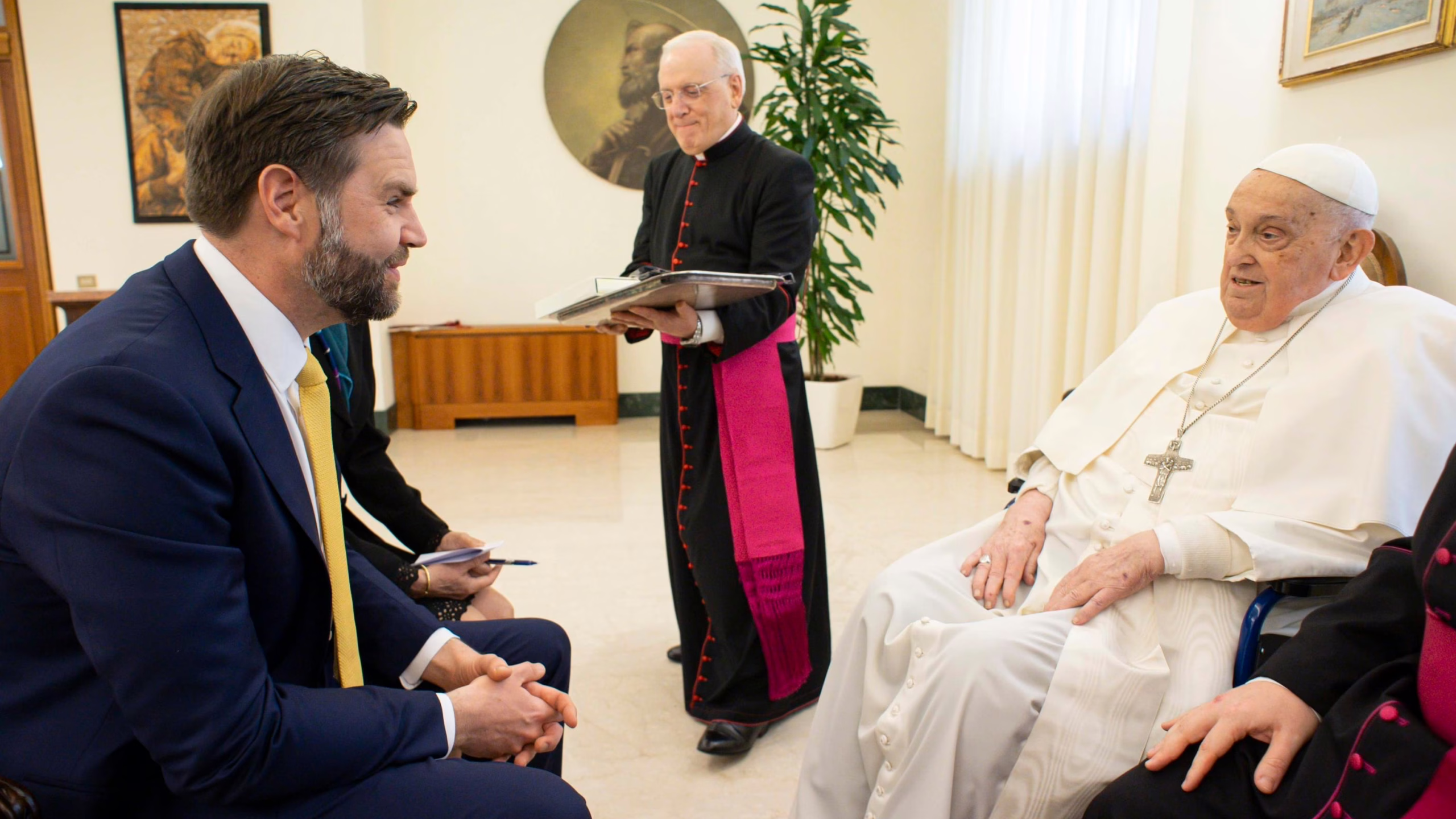 el-papa-francisco,-critico-con-la-administracion-de-trump,-mantiene-un-breve-encuentro-en-el-vaticano-con-el-vicepresidente-de-ee-uu