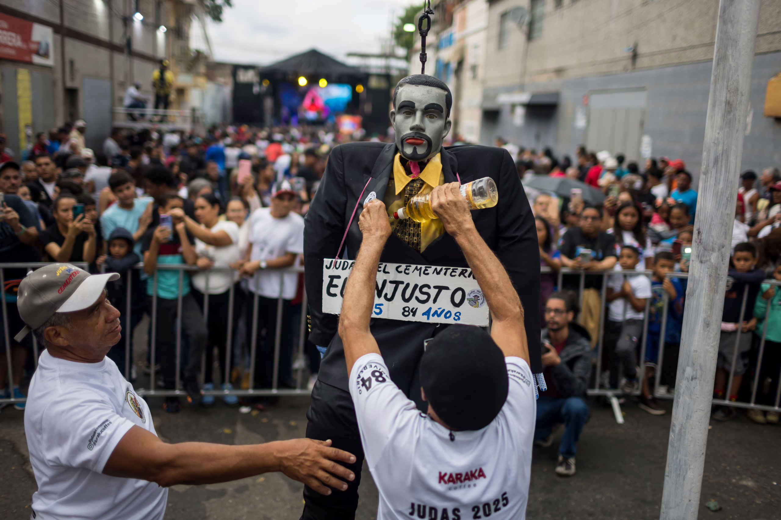 bukele-ofrece-liberar-a-los-venezolanos-deportados-a-el-salvador-a-cambio-de-que-maduro-excarcele-a-“presos-politicos”
