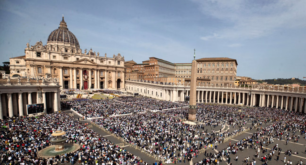 tres-novedades-tras-la-muerte-del-papa-francisco:-un-funeral-mas-simple,-una-tumba-distinta-y-un-conclave-mas-pronto