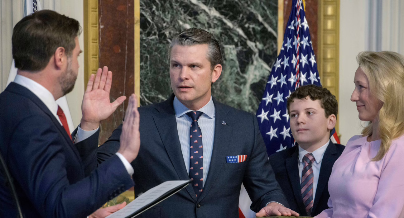 el-secretario-de-defensa-de-estados-unidos-compartio-los-planes-contra-los-huties-en-otro-chat-de-signal-con-su-mujer-y-su-hermano