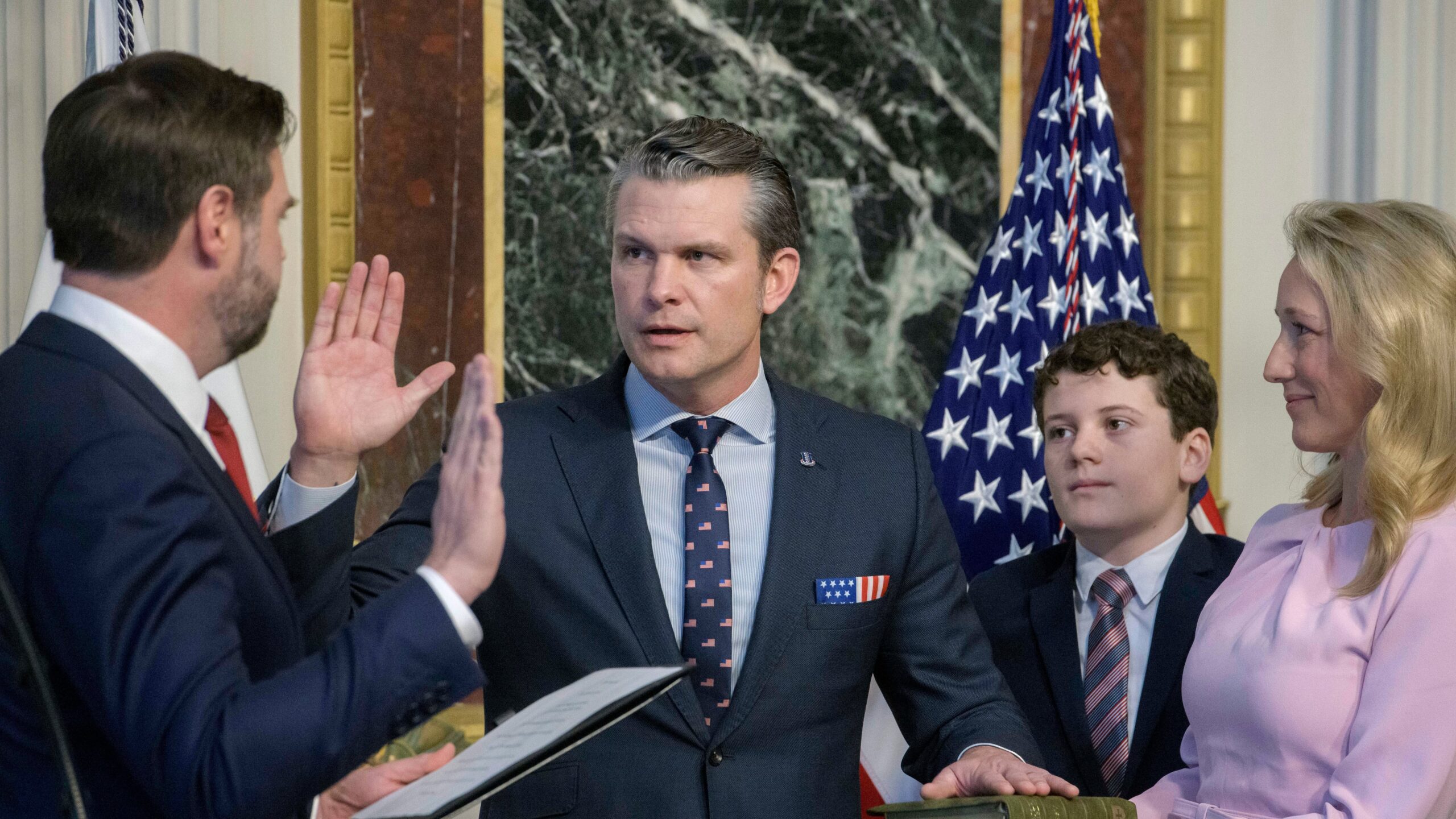 el-secretario-de-defensa-de-estados-unidos-compartio-los-planes-contra-los-huties-en-otro-chat-de-signal-con-su-mujer-y-su-hermano