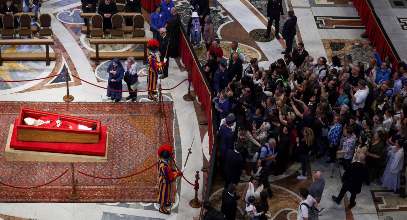 ultima-hora-de-la-muerte-del-papa-francisco-|-el-vaticano-se-plantea-mantener-abierta-la-capilla-ardiente-mas-alla-de-medianoche