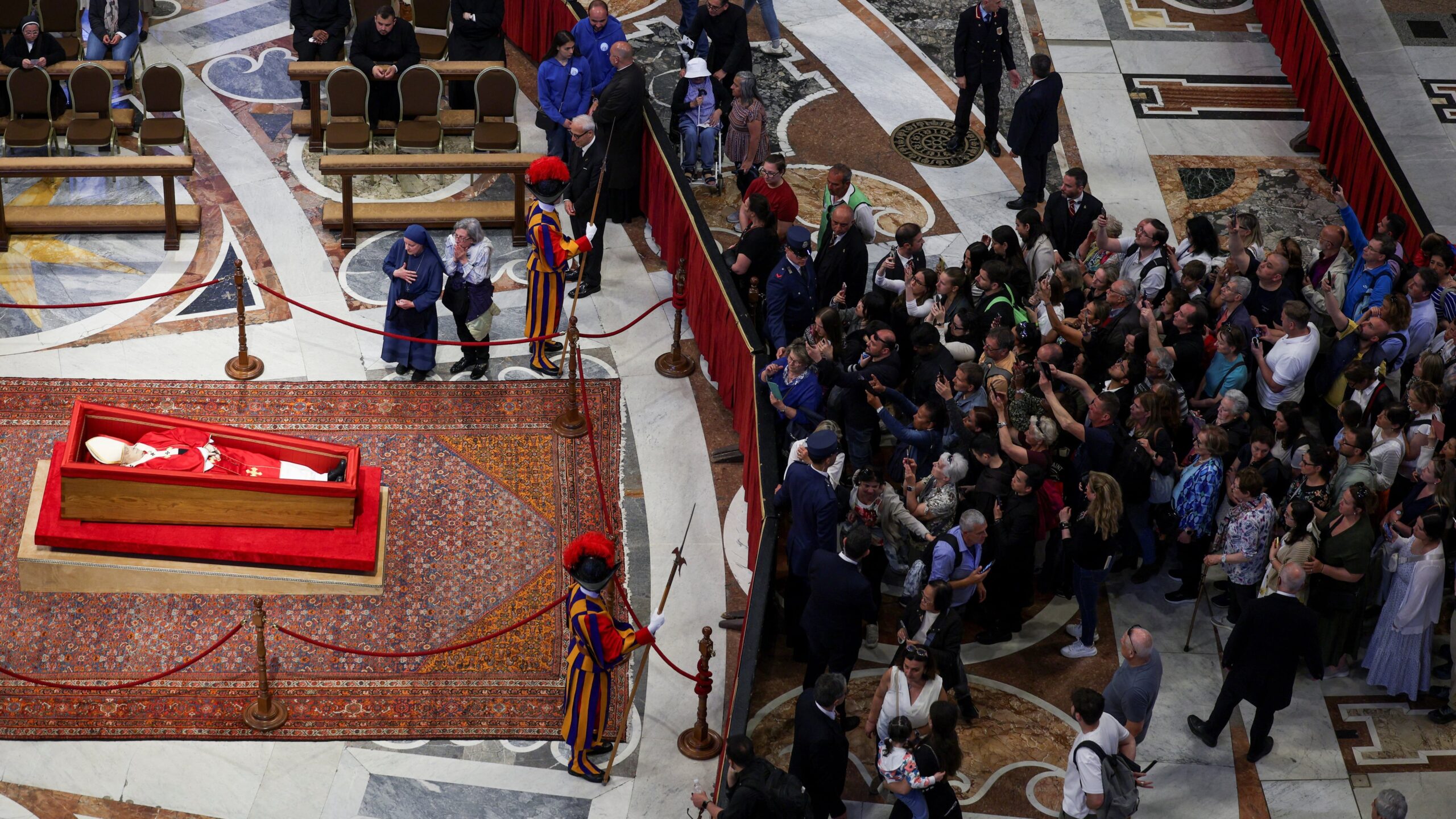 ultima-hora-de-la-muerte-del-papa-francisco-|-el-vaticano-se-plantea-mantener-abierta-la-capilla-ardiente-mas-alla-de-medianoche
