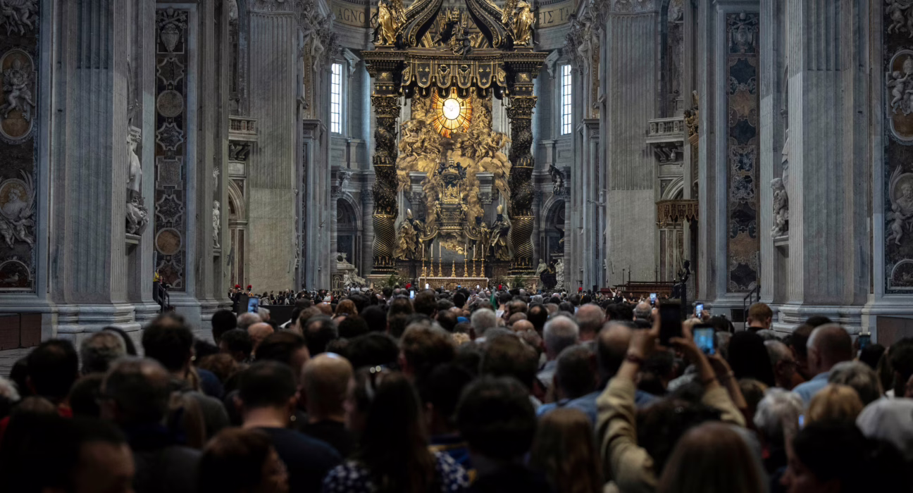 el-vaticano-deja-abierta-toda-la-noche-la-basilica-de-san-pedro-ante-la-avalancha-de-fieles-para-despedirse-del-papa