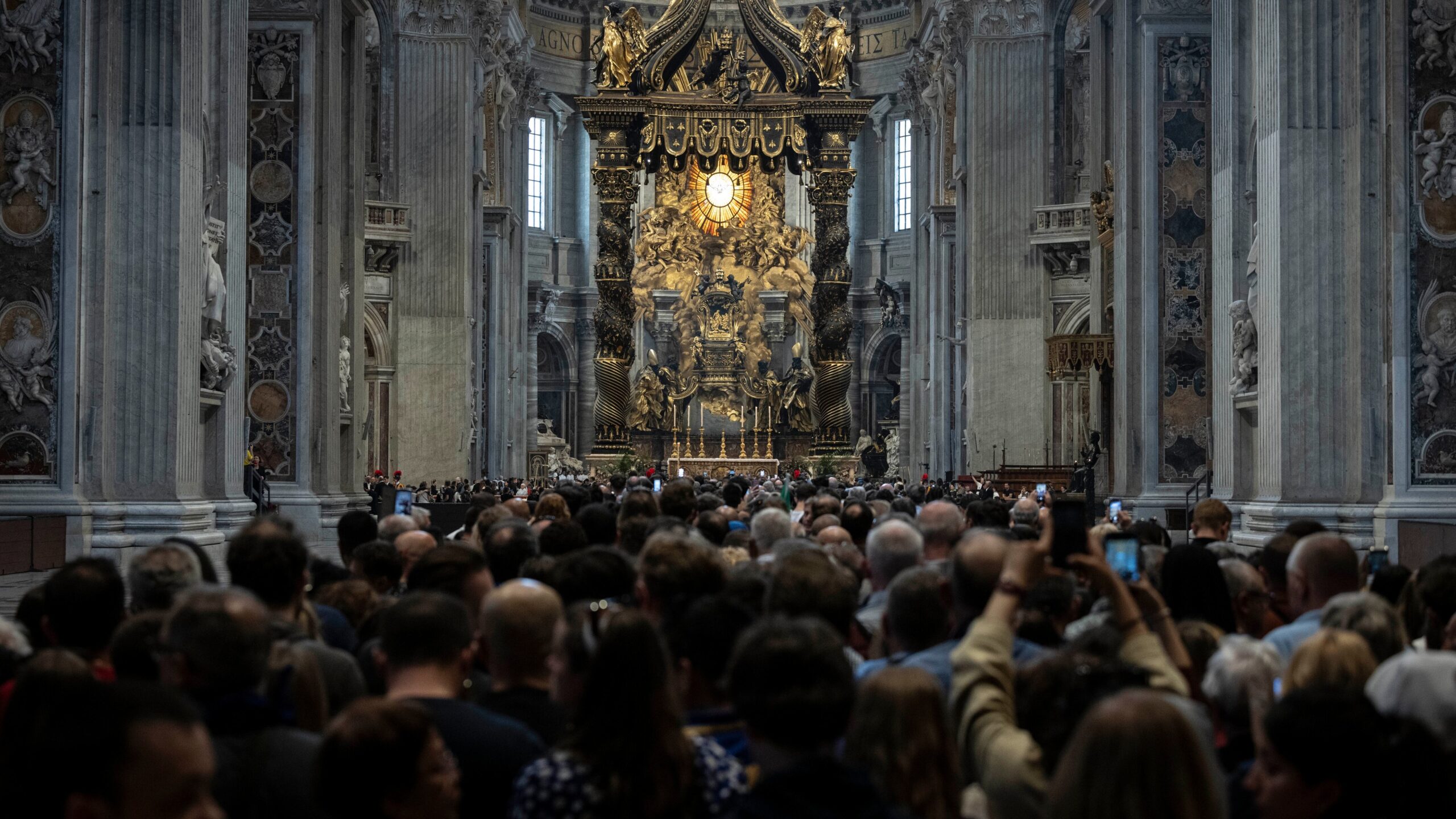 el-vaticano-deja-abierta-toda-la-noche-la-basilica-de-san-pedro-ante-la-avalancha-de-fieles-para-despedirse-del-papa