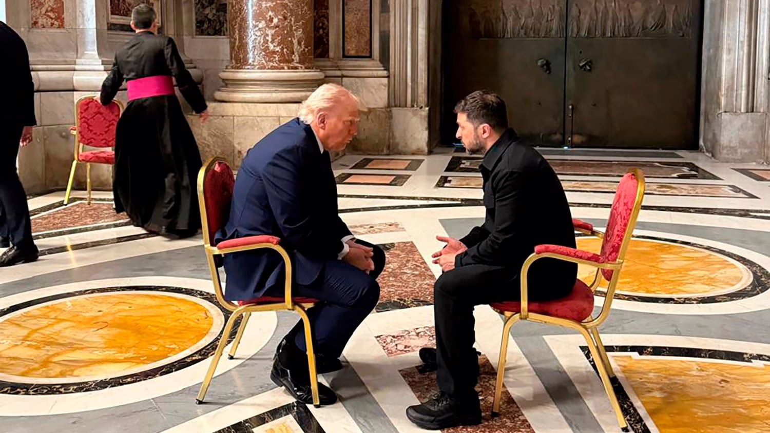 los-mandatarios-del-mundo-y-la-gente-corriente-despiden-al-papa-francisco-en-pleno-vertigo-de-la-iglesia-por-elegir-sucesor