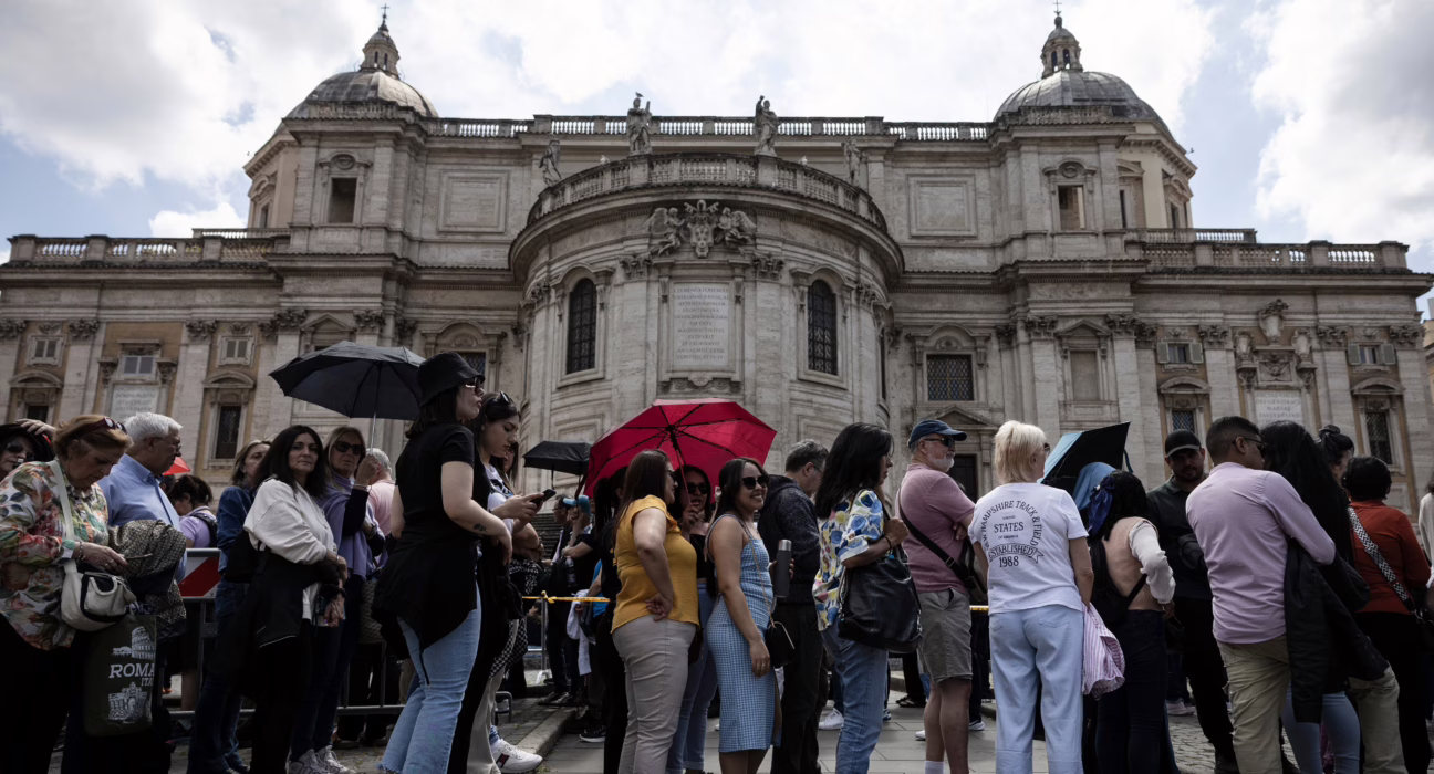 las-extranas-companias-de-tumba-de-francisco:-de-un-golpista-fascista-al-papa-que-quemo-a-giordano-bruno