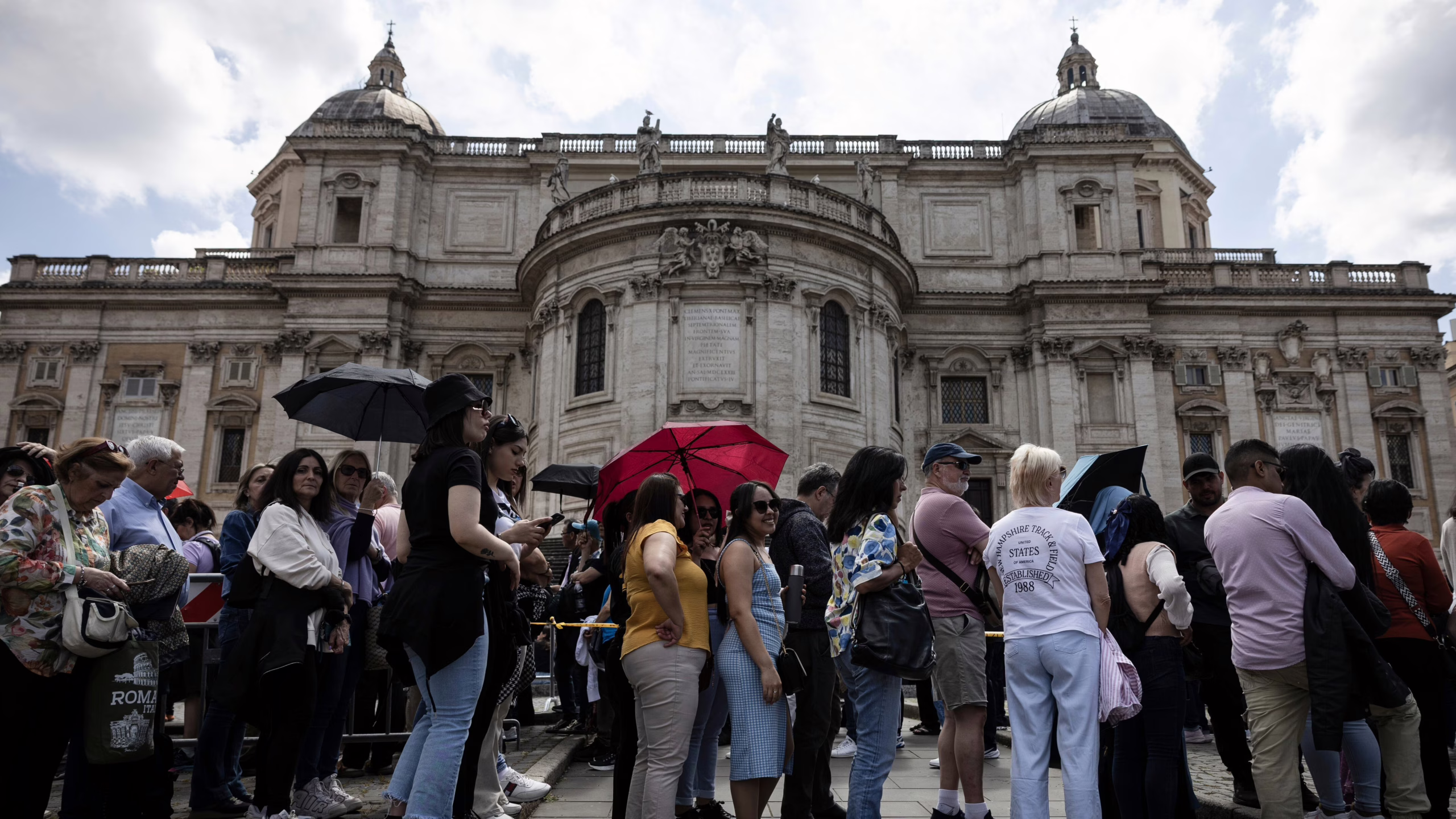 las-extranas-companias-de-tumba-de-francisco:-de-un-golpista-fascista-al-papa-que-quemo-a-giordano-bruno