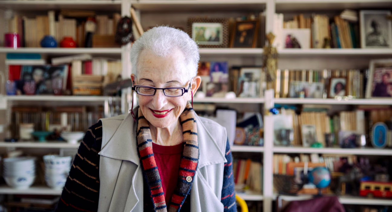 helene-cixous,-escritora:-“creci-rodeada-de-muerte-y-busque-en-los-libros-como-sobrevivir”