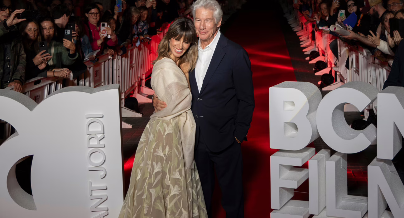 richard-gere-aparece-en-gracia-tras-el-apagon:-“no-dudaria-en-sustituir-a-trump-por-cualquiera-de-las-mujeres-de-esta-sala”