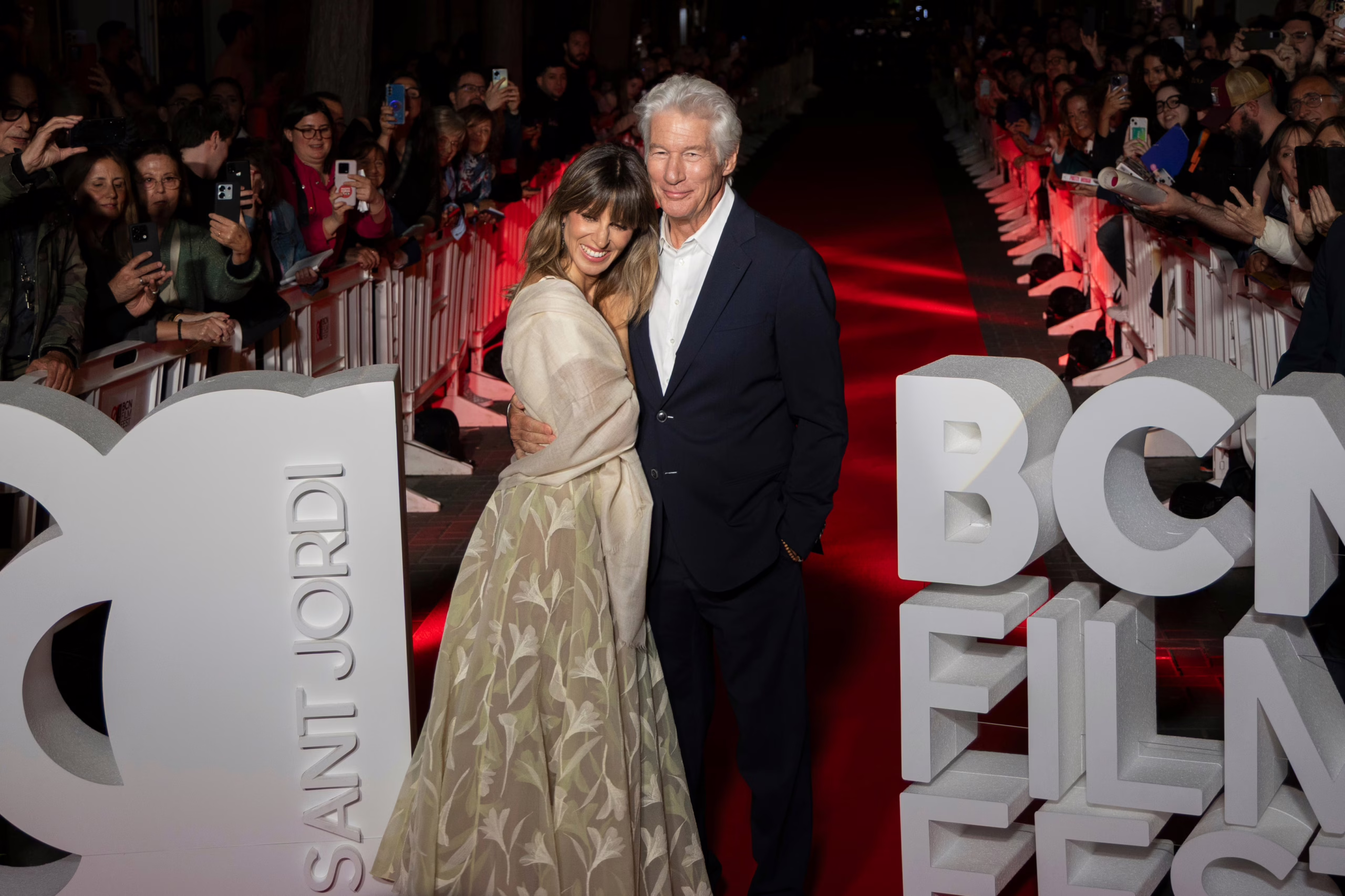 richard-gere-aparece-en-gracia-tras-el-apagon:-“no-dudaria-en-sustituir-a-trump-por-cualquiera-de-las-mujeres-de-esta-sala”