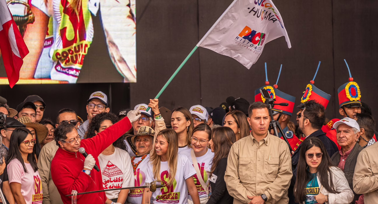 gustavo-petro-redobla-su-desafio-al-congreso:-“si-votan-no-a-la-consulta,-el-pueblo-se-levanta-y-los-revoca”