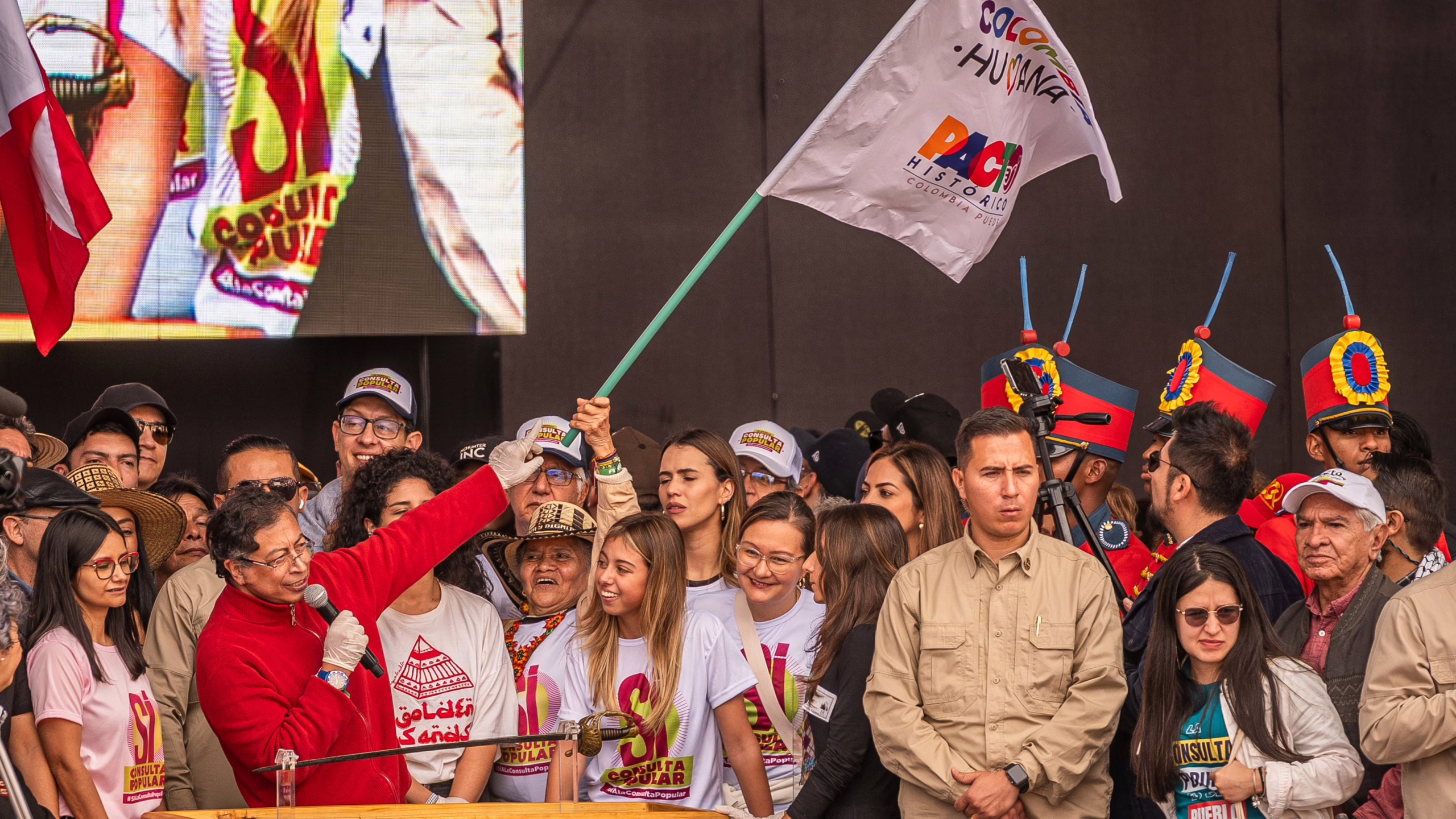 gustavo-petro-redobla-su-desafio-al-congreso:-“si-votan-no-a-la-consulta,-el-pueblo-se-levanta-y-los-revoca”