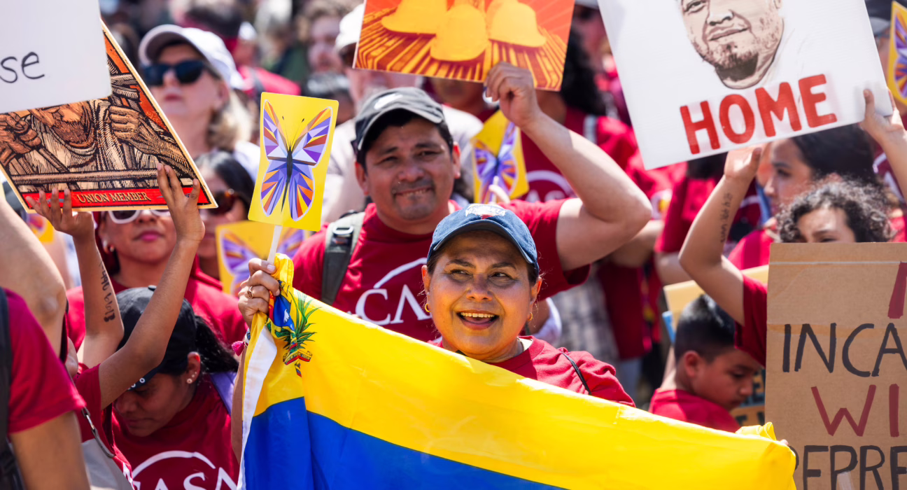 arropada-por-una-multitud,-la-mujer-de-abrego-garcia-pide-su-regreso-frente-a-la-casa-blanca
