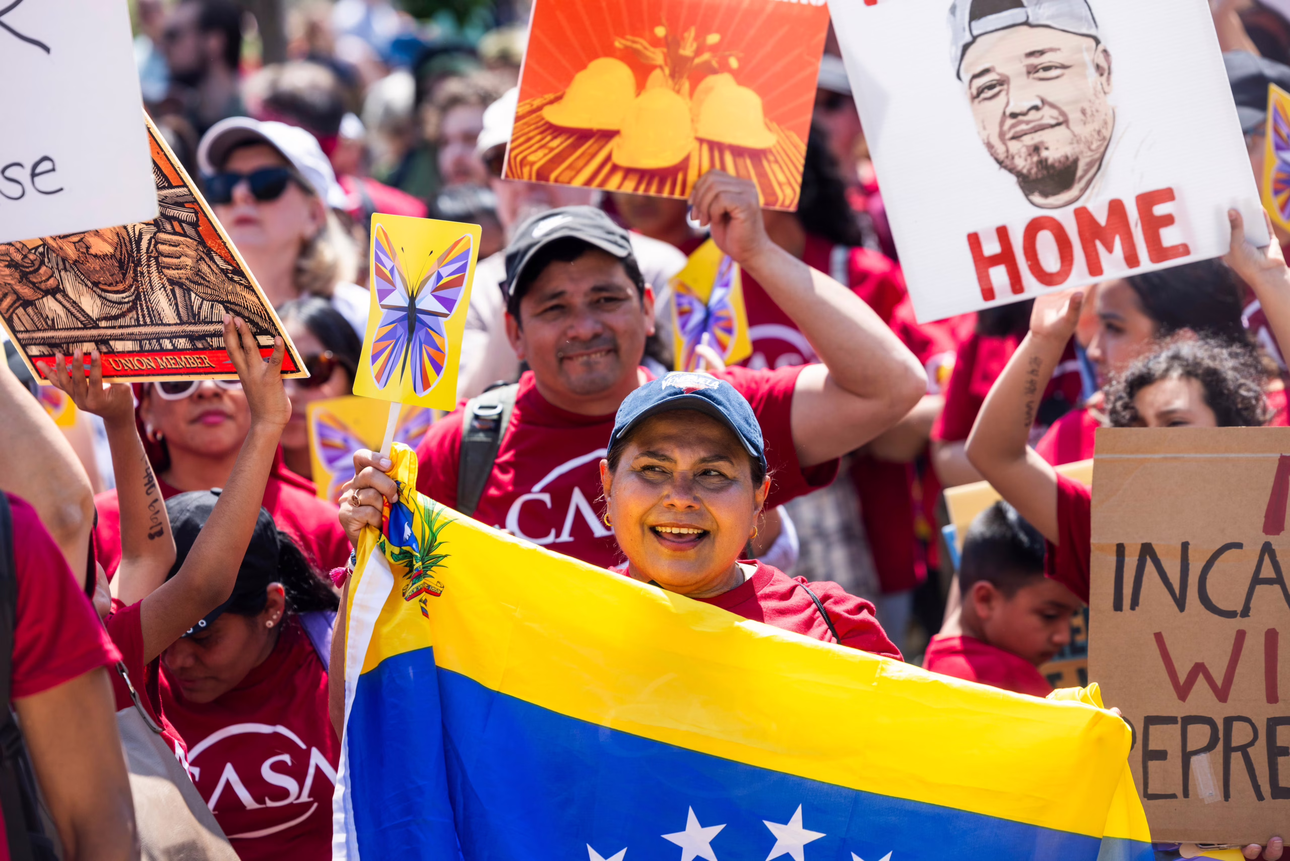 arropada-por-una-multitud,-la-mujer-de-abrego-garcia-pide-su-regreso-frente-a-la-casa-blanca