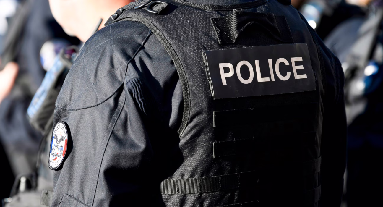 un-policia-hiere-gravemente-a-un-chico-de-18-anos-en-un-suburbio-parisino-tras-ser-atacado