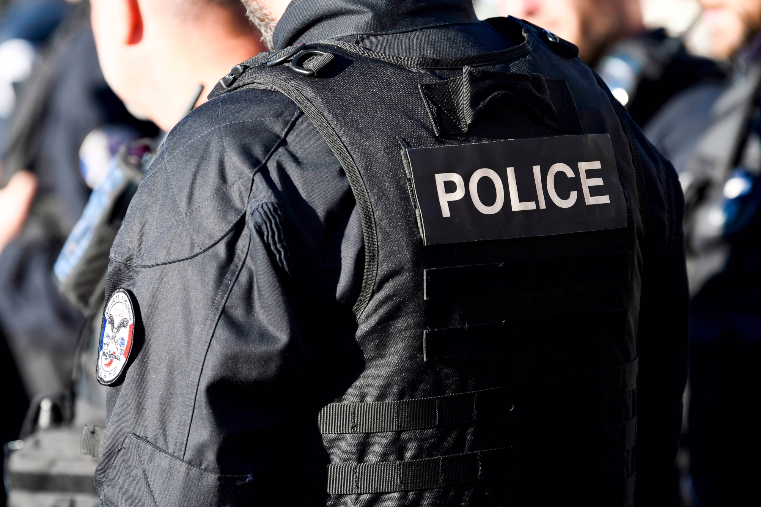 un-policia-hiere-gravemente-a-un-chico-de-18-anos-en-un-suburbio-parisino-tras-ser-atacado