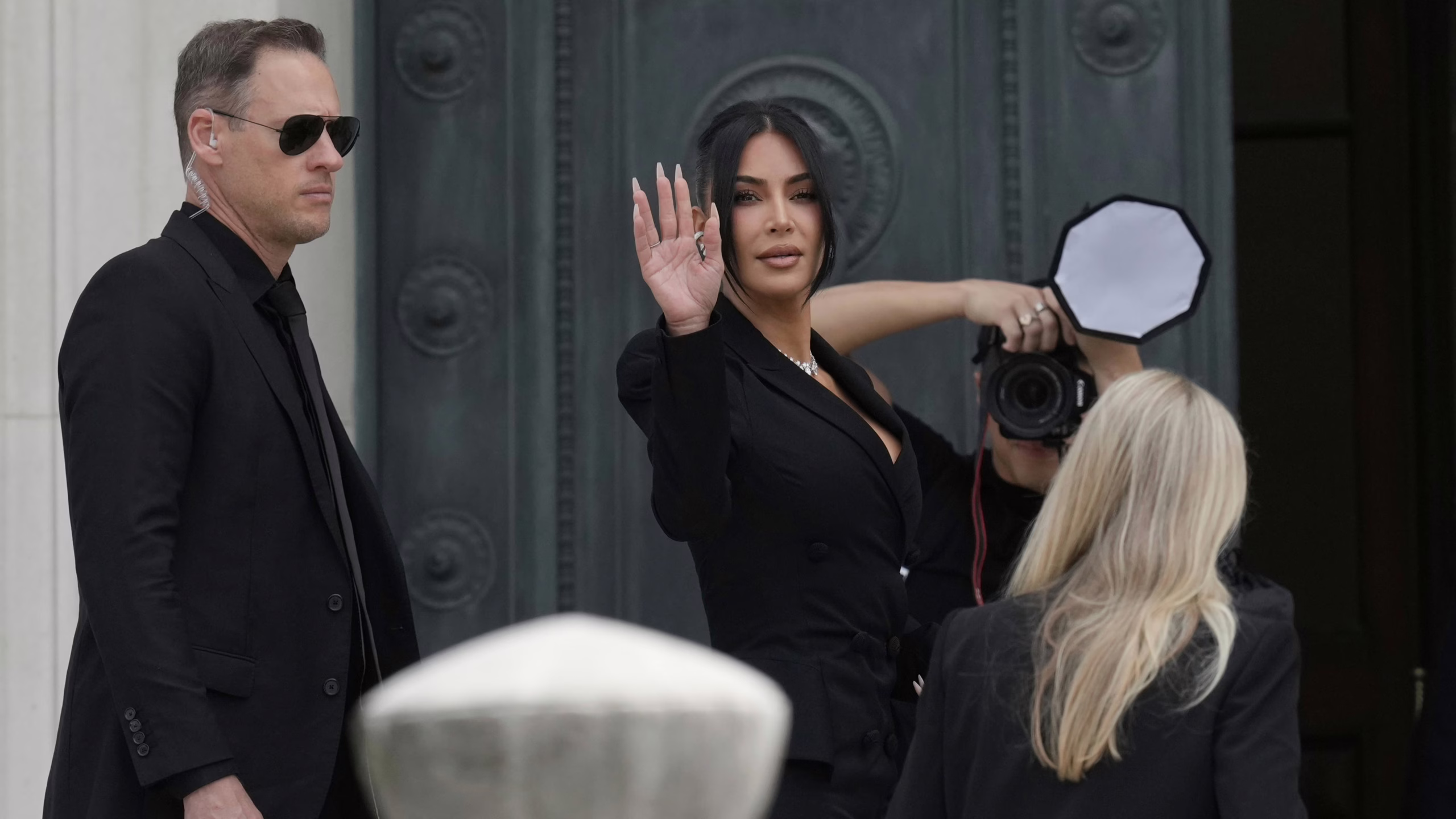 kim-kardashian-declara-en-el-juicio-en-paris-por-el-robo-millonario-que-sufrio-en-2016:-“pensaba-que-iban-a-encontrarme-muerta-en-la-cama”