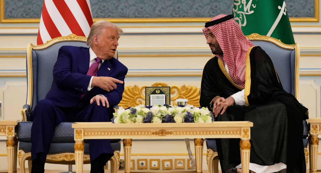 ee-uu-y-arabia-saudi-anuncian-durante-la-visita-de-trump-acuerdos-por-600.000-millones-de-dolares-en-armas-y-minerales-raros